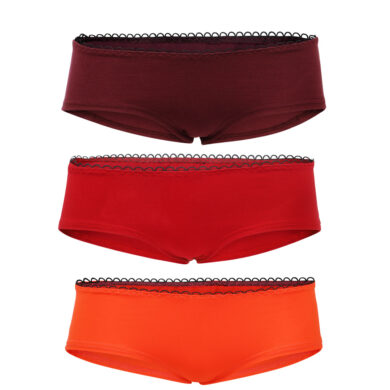 Drei Damen-Hipster in den Farben aubergine, chili und orange sind übereinander gestapelt dargestellt.