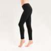 Zwei Frauenbeine mit einer schwarzen Leggings von Frija Omina