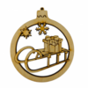 Holzteilchen® | Weihnachtsbaumkugel "Schlitten mit Geschenk" 80mm