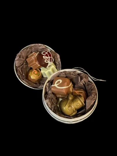 Michis Schokoatelier | Weihnachtskugel gefüllt mit 10 Pralinen – Bild 2